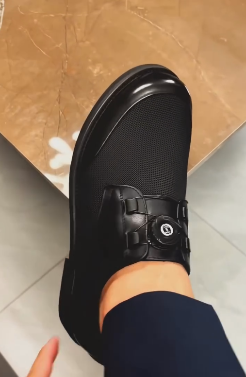 Knob-tightening lace-up shoes
