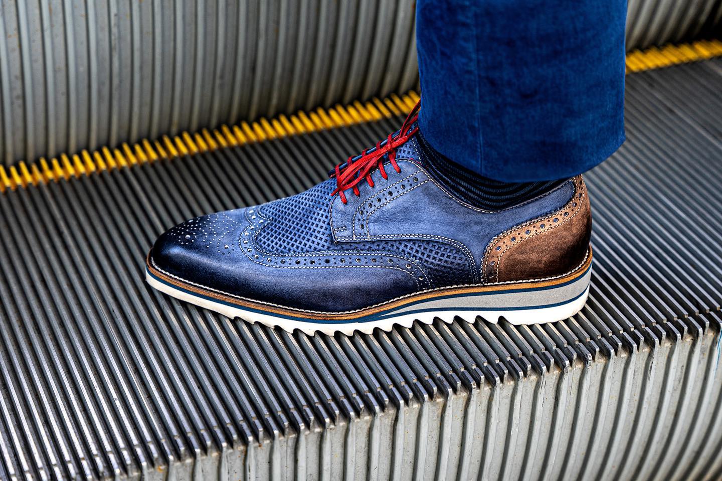 Dark blue gradient breathable sports leather shoes