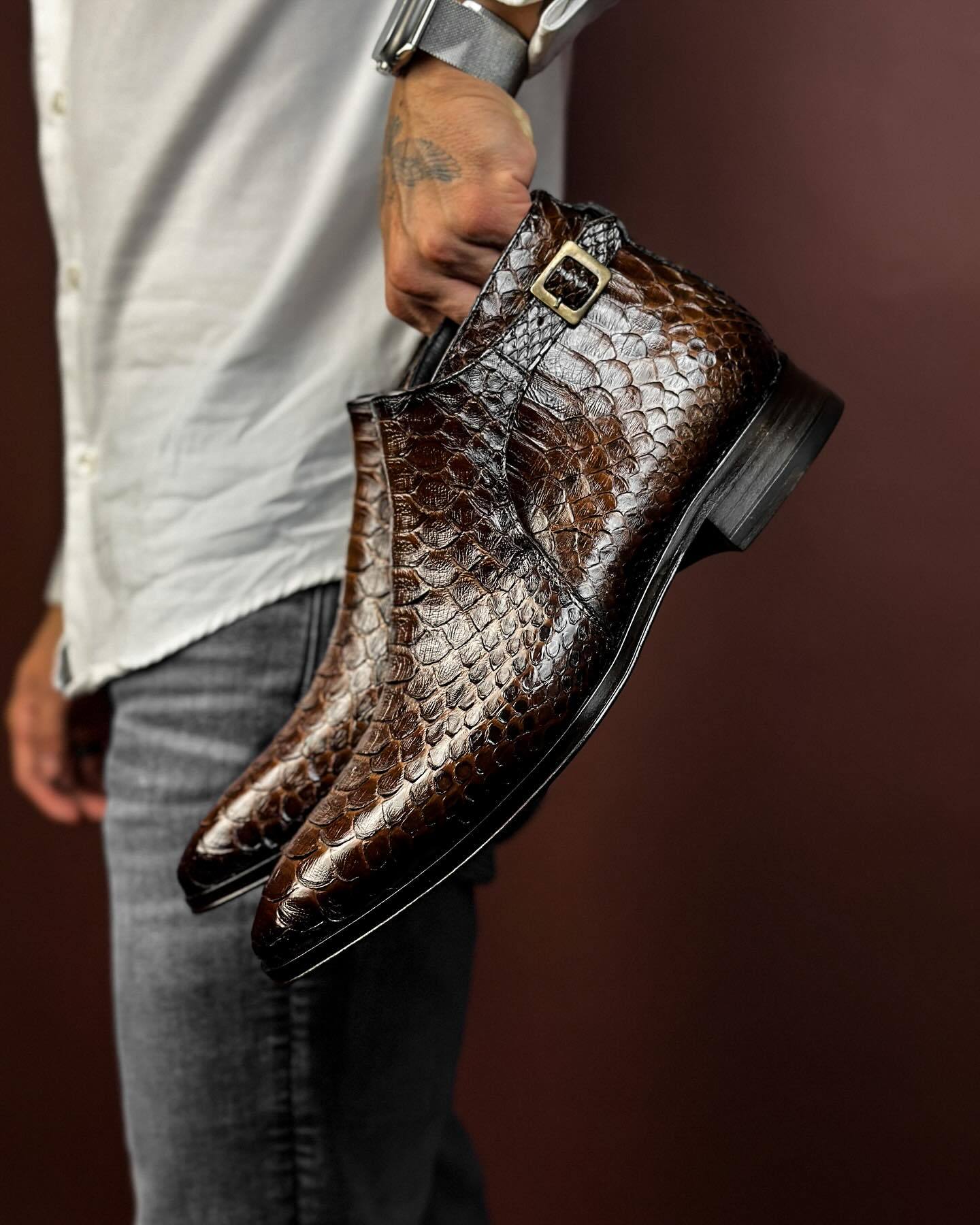 Lace-up dark brown crocodile leather gentleman boots