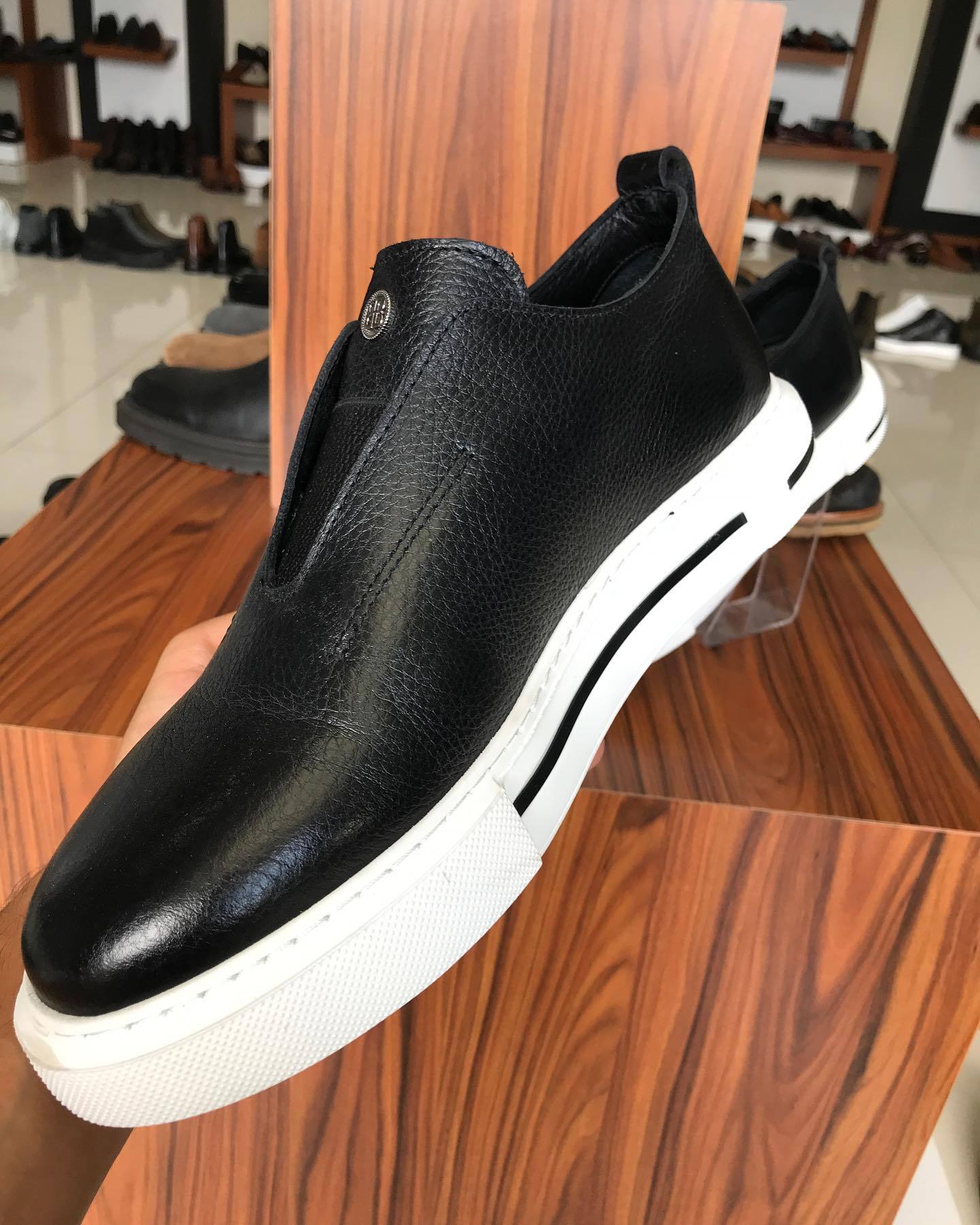 Black casual leather sneakers
