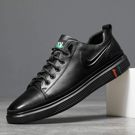 Winter warm and plush pure black fashionable casual board shoes