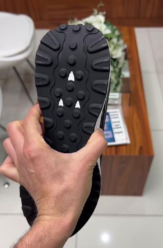 Casual stretch black sneakers