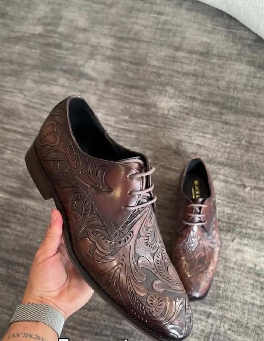 Texture engraved dark brown leather shoes
