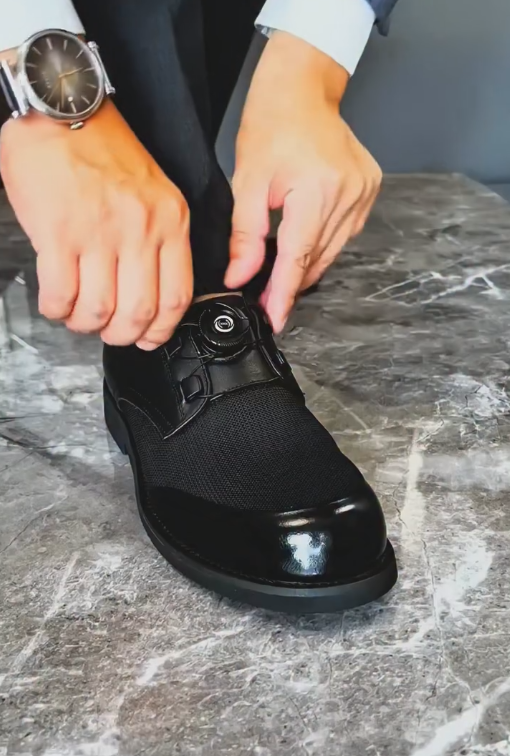 Knob-tightening lace-up shoes