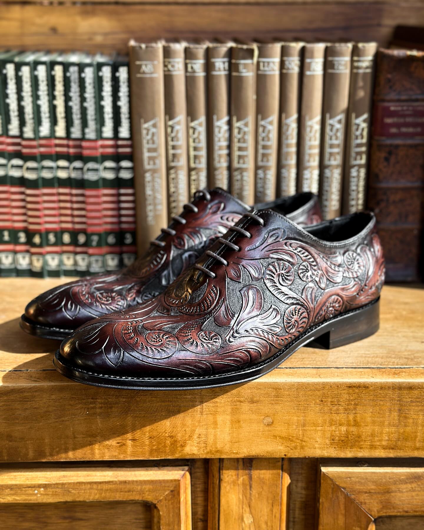 Texture engraved dark brown leather shoes