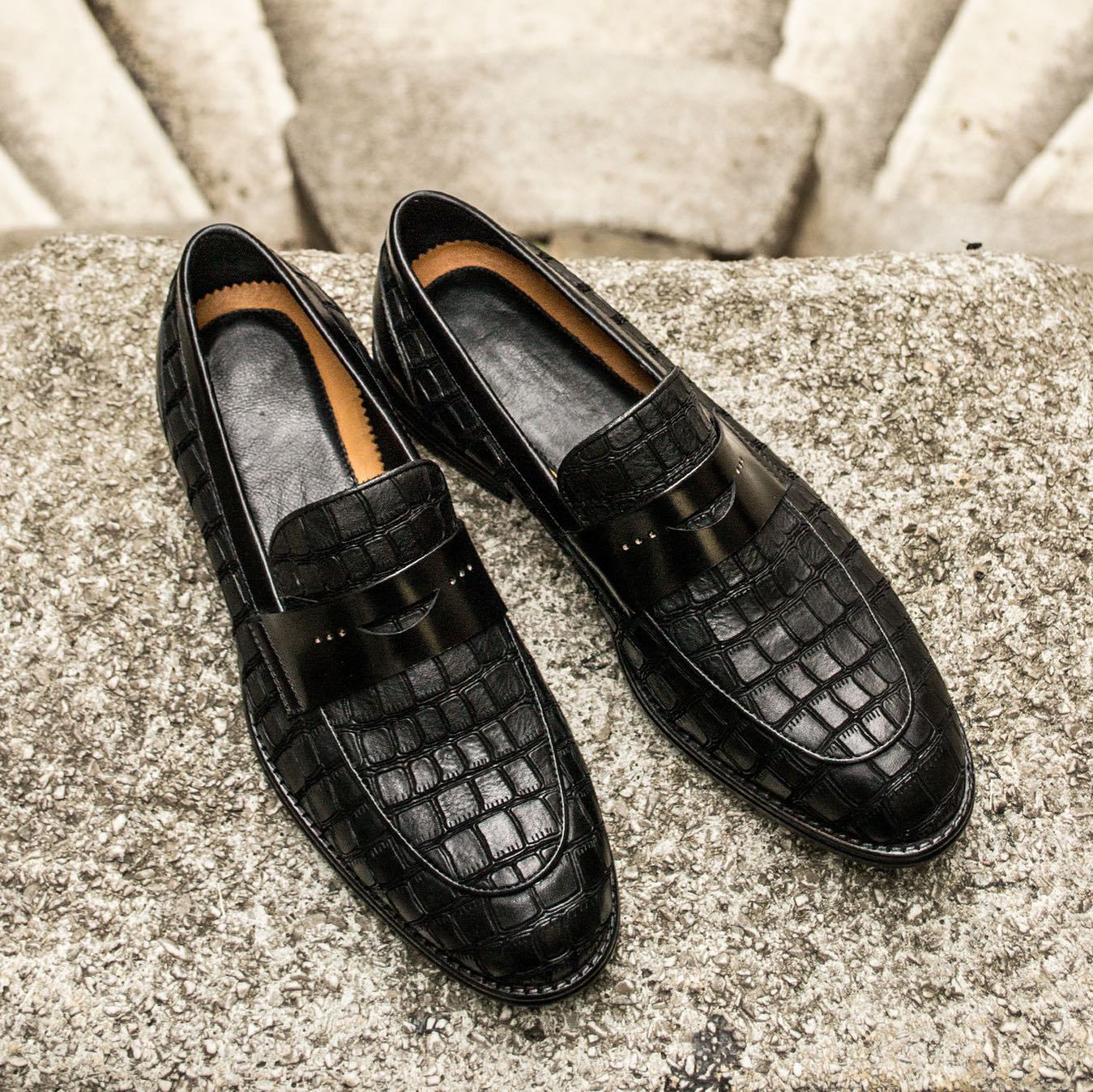 Textured pure black Italian gentleman leather shoes