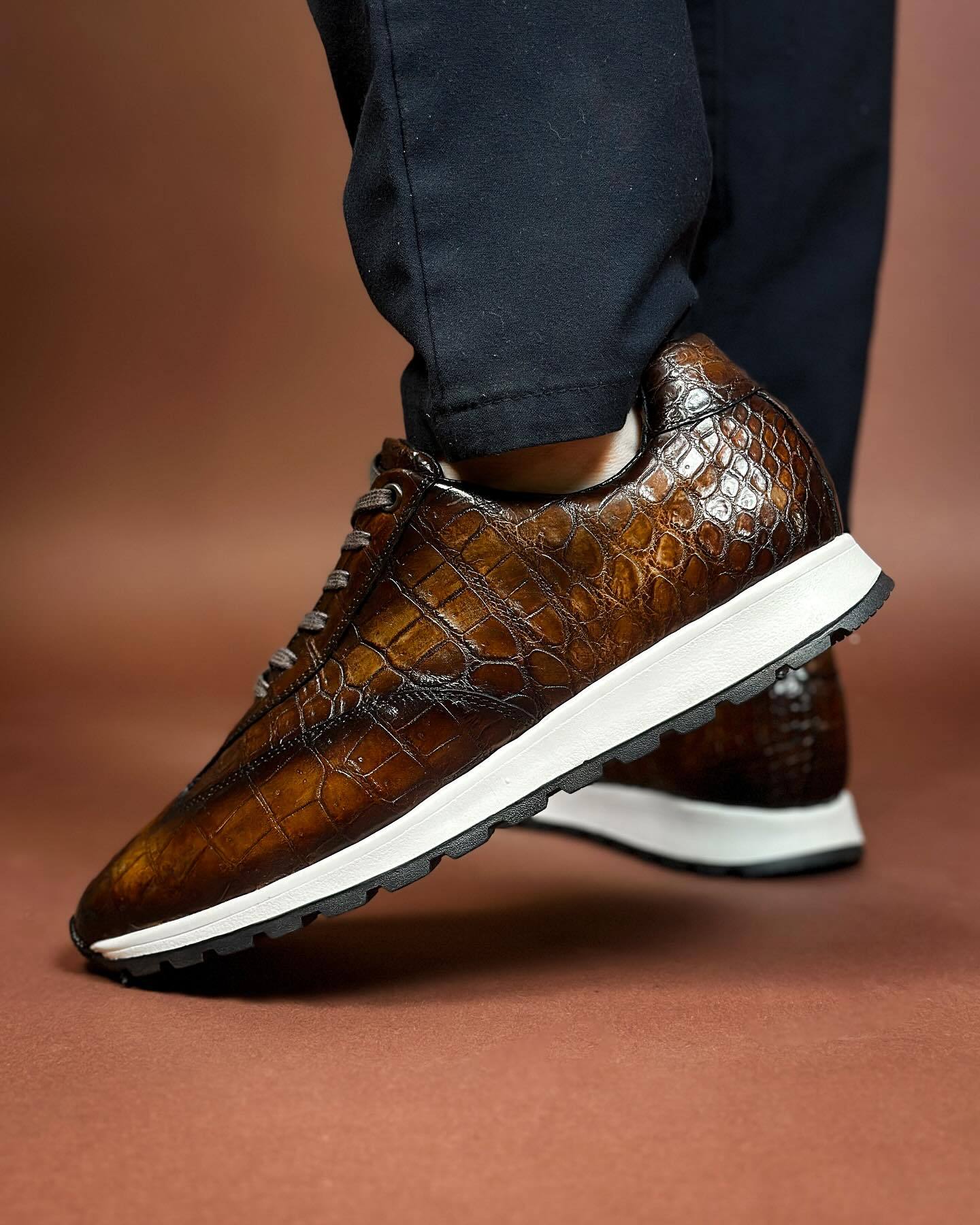 Lace-up dark brown crocodile leather gentleman's sports shoes