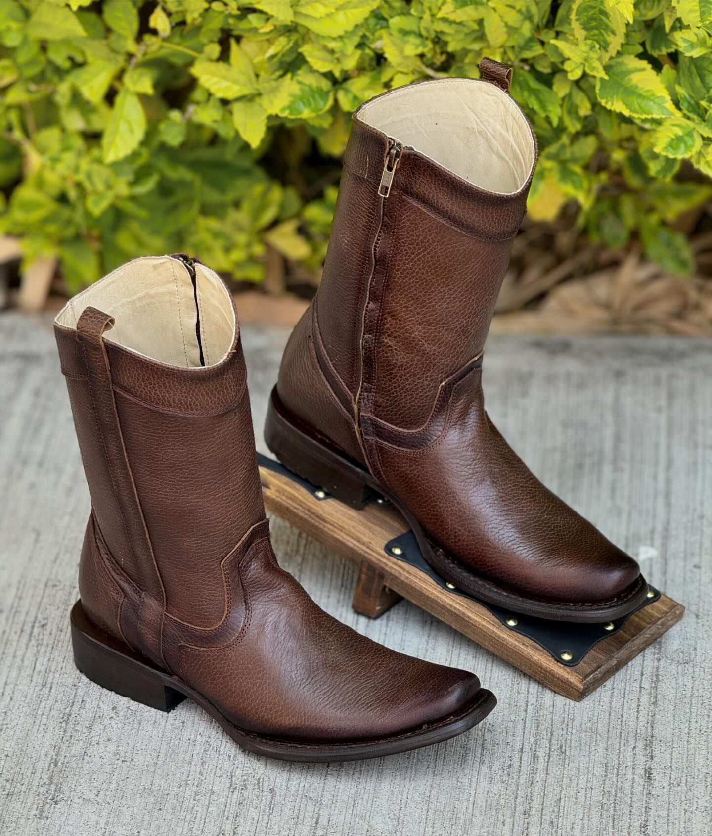 Mid-calf brown loose leather cowboy boots