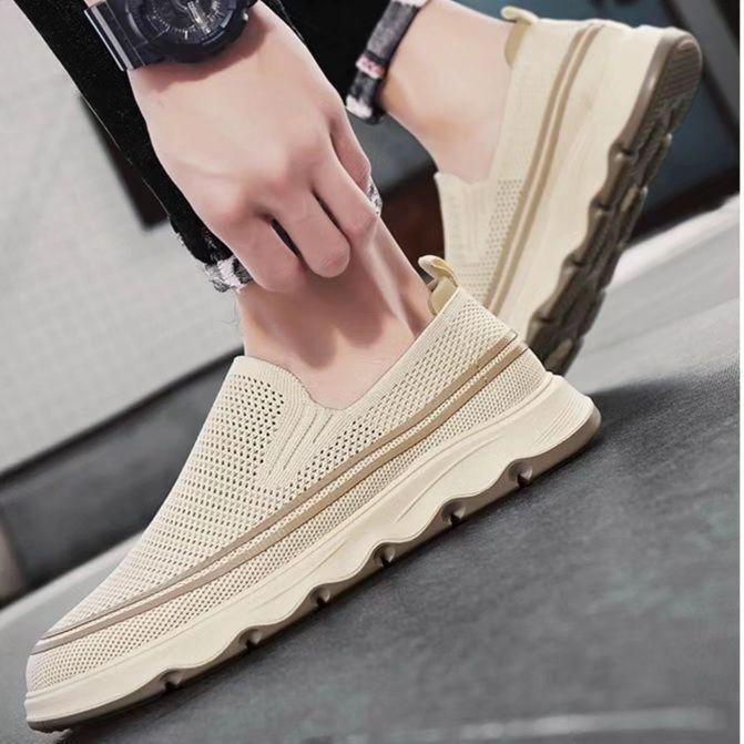 Breathable soft sole casual sports shoes