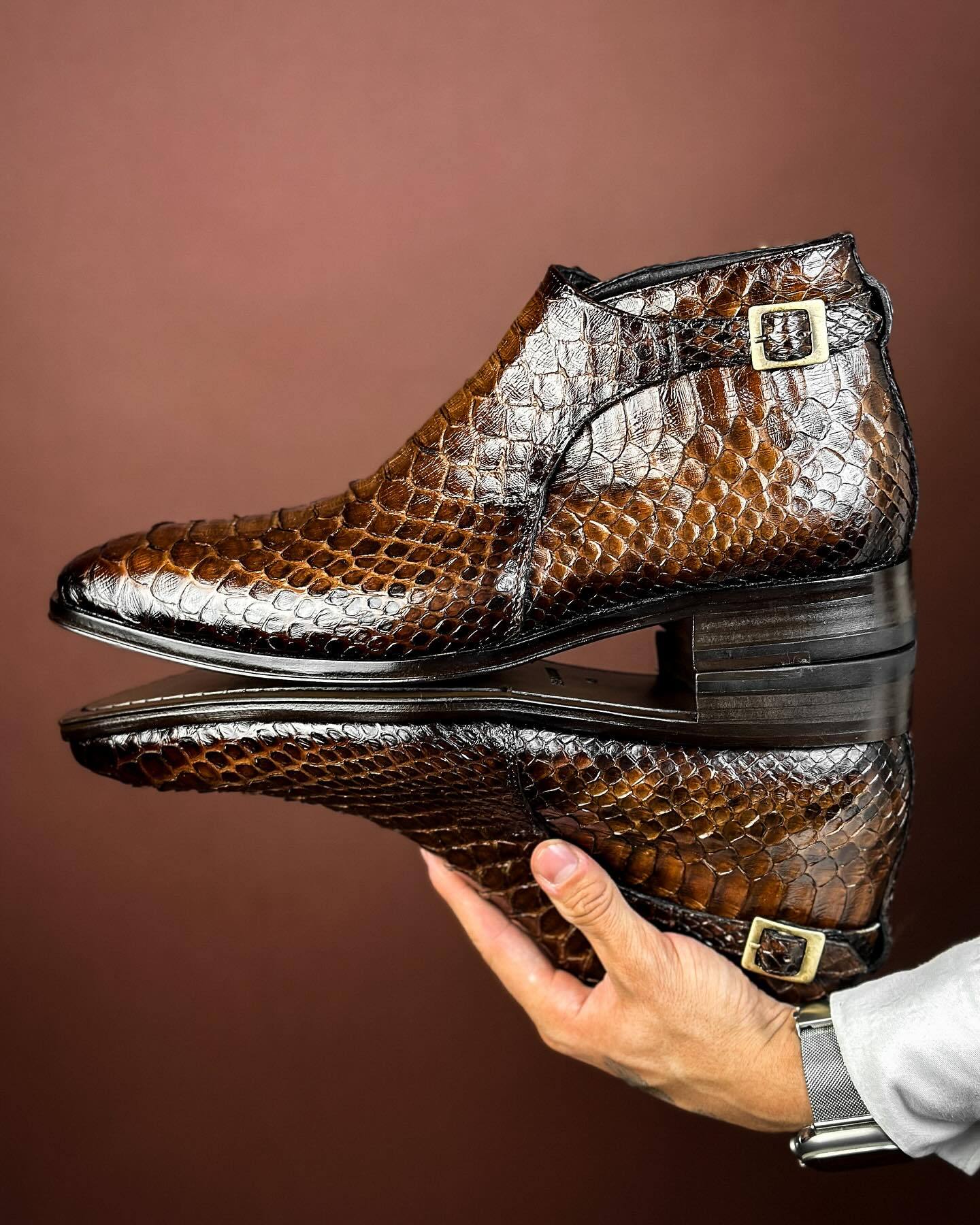 Lace-up dark brown crocodile leather gentleman boots