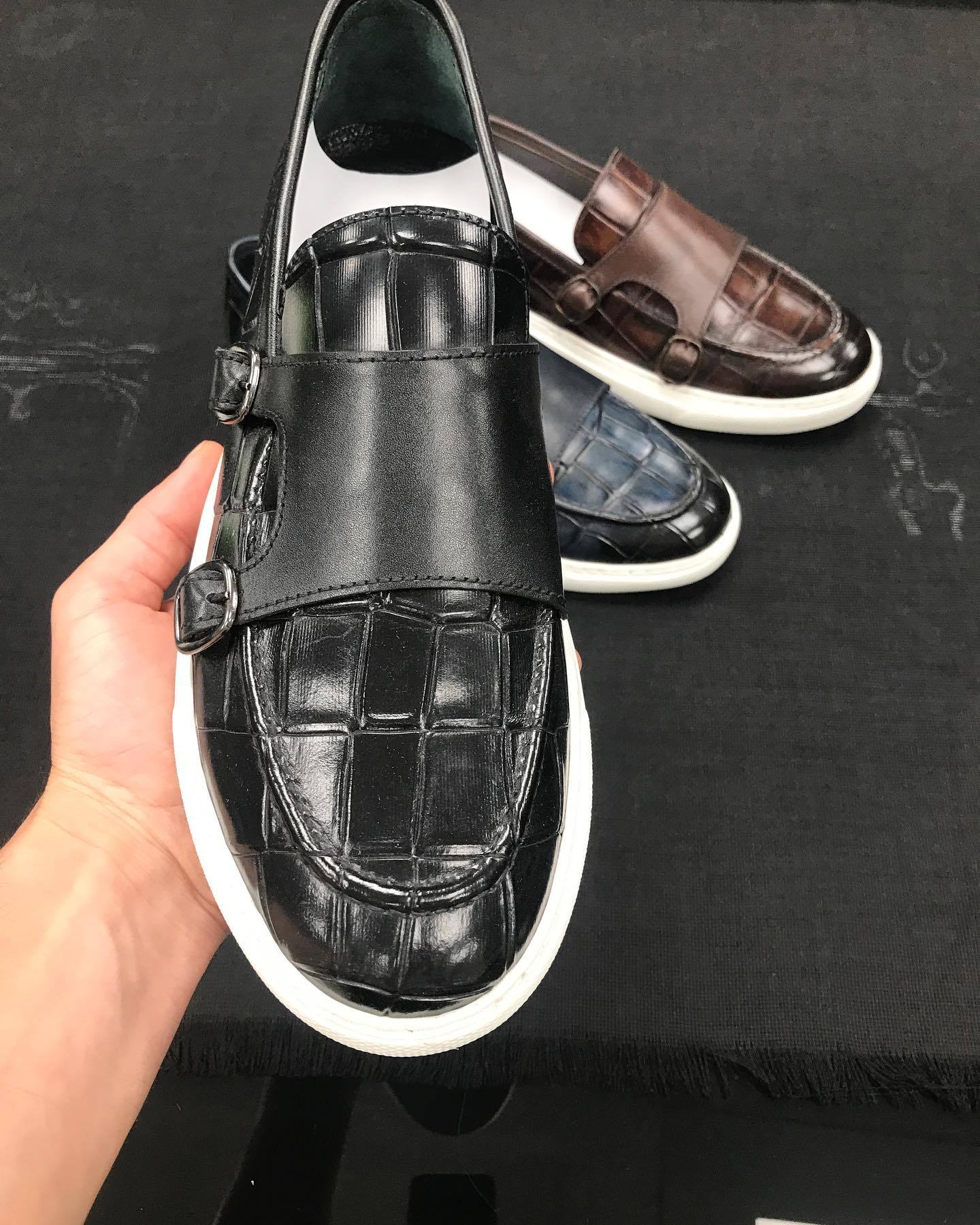 Crocodile texture pure black double buckle sports sneakers