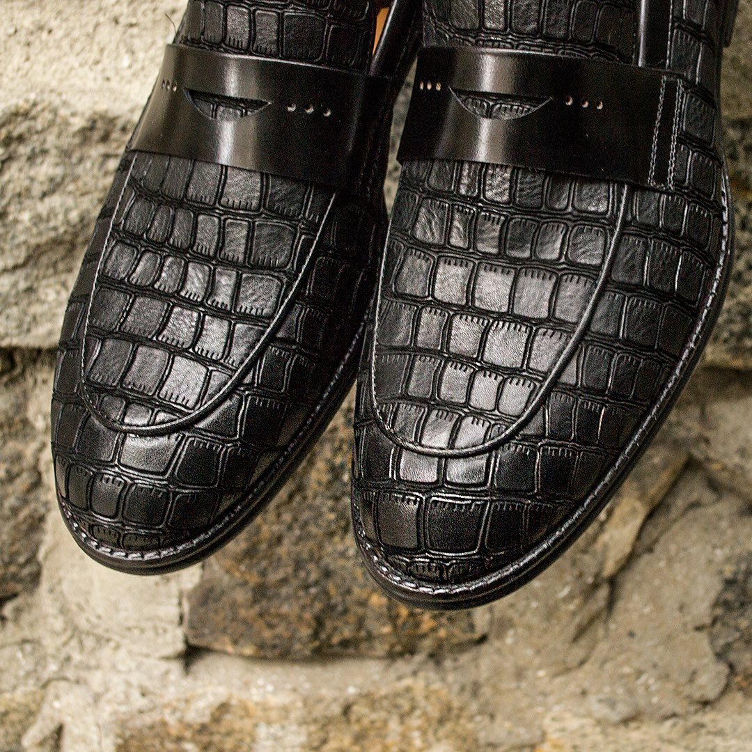 Textured pure black Italian gentleman leather shoes