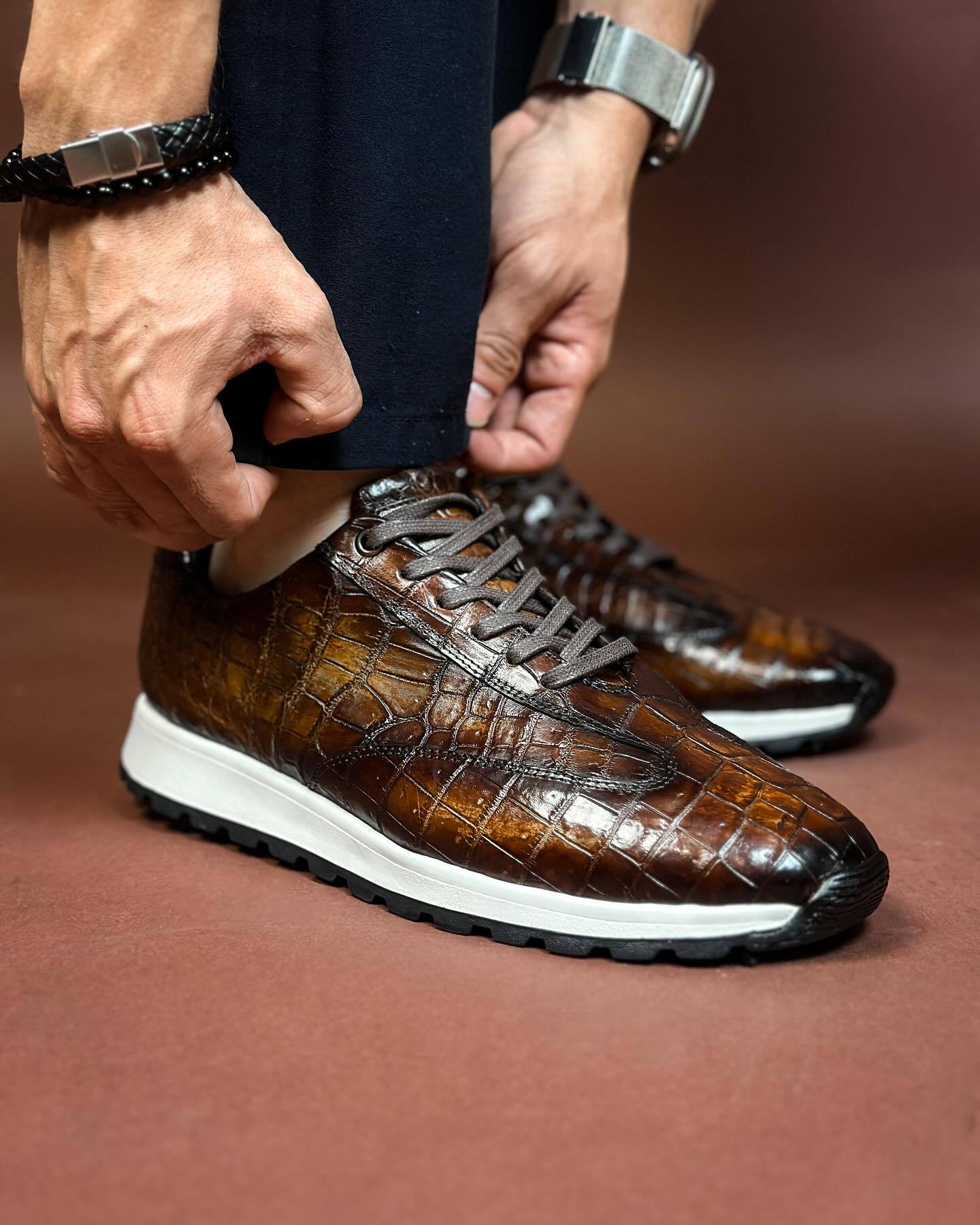 Lace-up dark brown crocodile leather gentleman's sports shoes