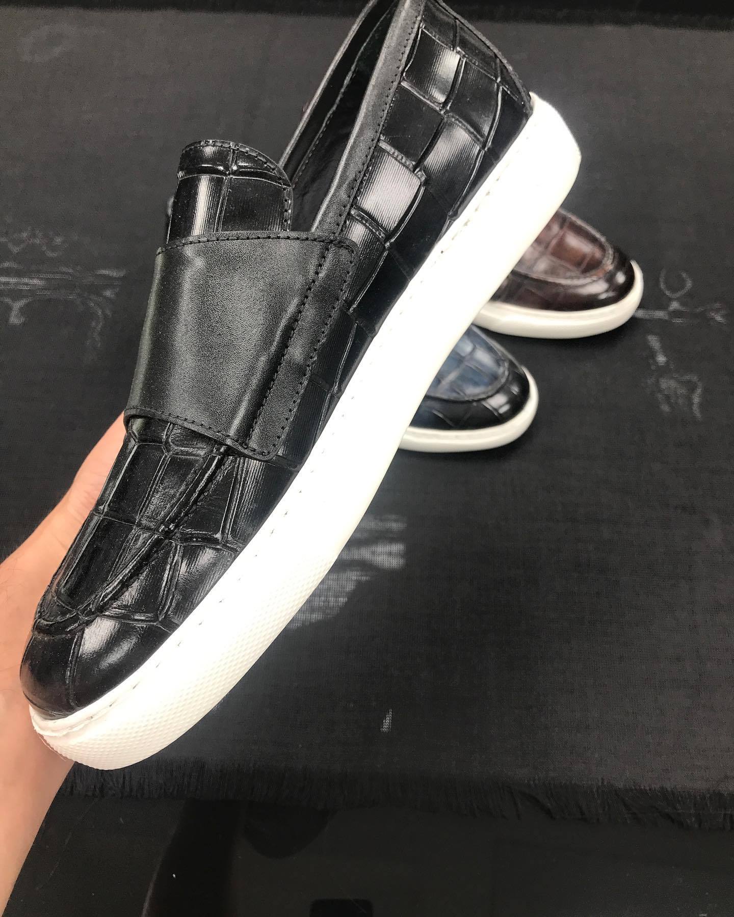 Crocodile texture pure black double buckle sports sneakers