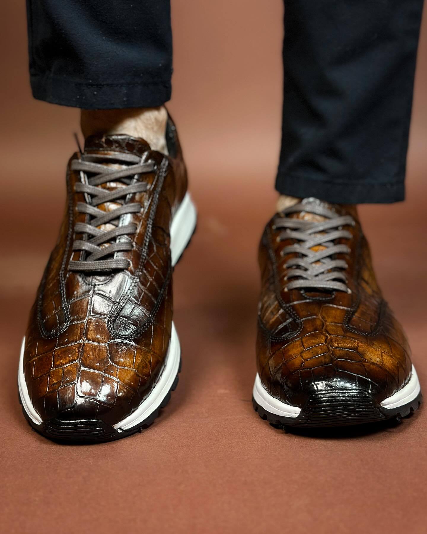 Lace-up dark brown crocodile leather gentleman's sports shoes