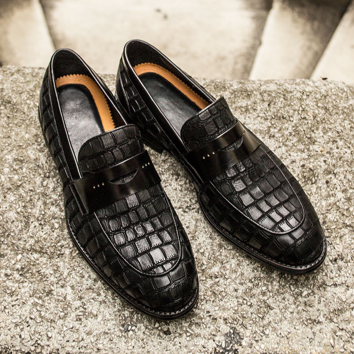 Textured pure black Italian gentleman leather shoes