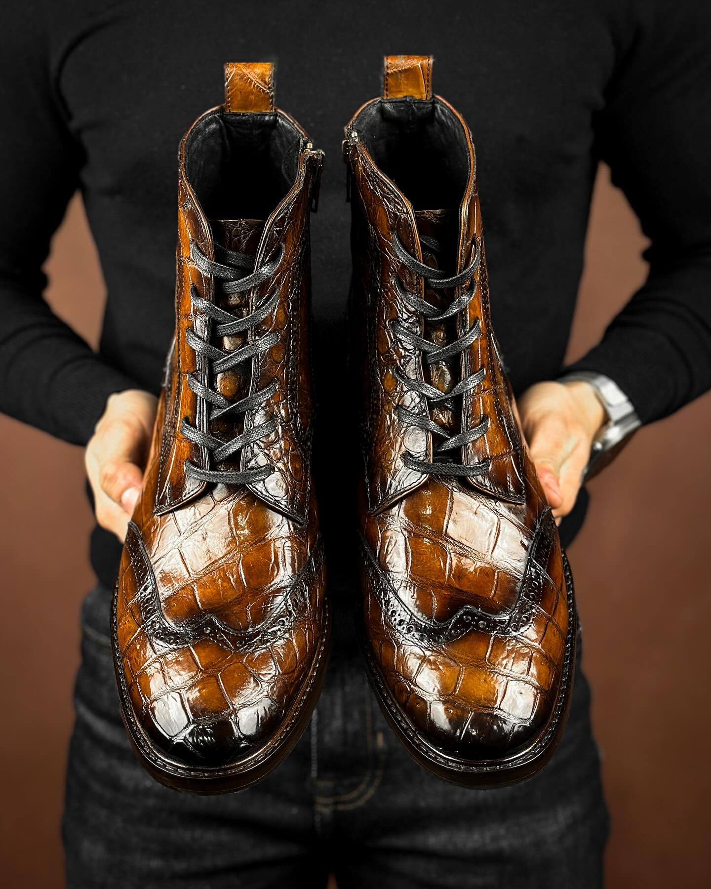 Lace-up dark brown crocodile leather gentleman boots